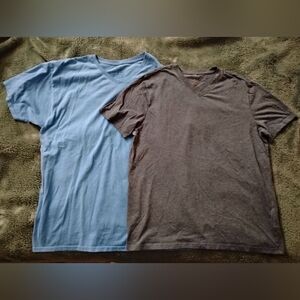 Set of 2 Men's V-Neck T-Shirts Size XL
